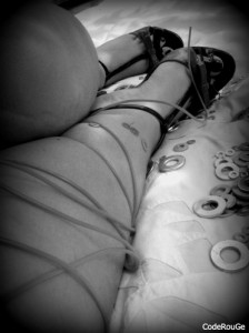 Noir et blanc hot sur mes belles jambes