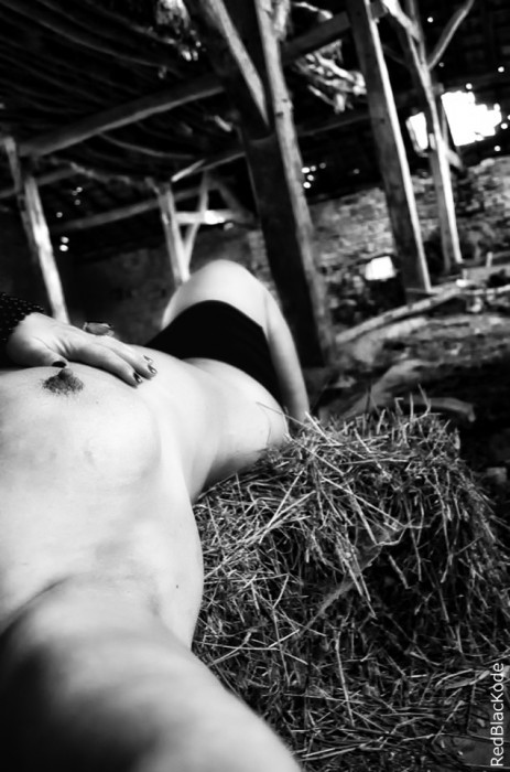 Photo érotiques sexy sur paille dans une grange